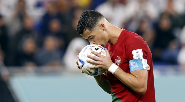 S-a rezolvat misterul! Ce a scos Cristiano Ronaldo din șort și a băgat în gură, în timpul meciului cu Ghana