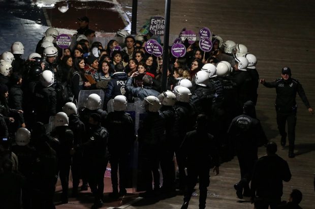Zeci de manifestante care participau la un protest față de violența asupra femeilor au fost arestate în Turcia. FOTO