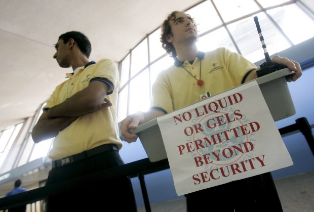 Aeroporturile din Marea Britanie pregătesc eliminarea restricțiilor privind laptopuri și lichide în bagajele de mână