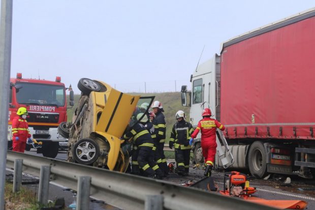 O persoană a murit și alta se află în stare gravă, în urma unui accident rutier între o mașină și un camion produs pe Autostrada A3, la Nădășelu