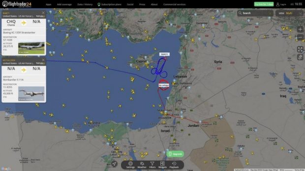 Mesaj fără perdea lăsat de piloții unui avion american pentru ruși. Ce au desenat pe cer în apropierea unei baze militare din Siria