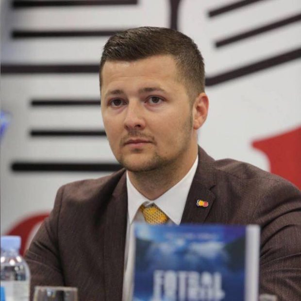 Drept la replică după un text de Valeriu Nicolae. „Nu am rude în politică, nu am absolvit facultăți «ușoare», nu am lucrat pentru niciun partid politic