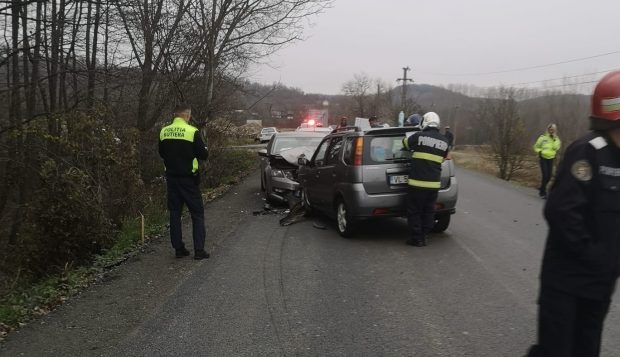 Accident cu cinci victime, dintre care doi copii, la Mihăești, după ce două mașini s-au ciocnit frontal
