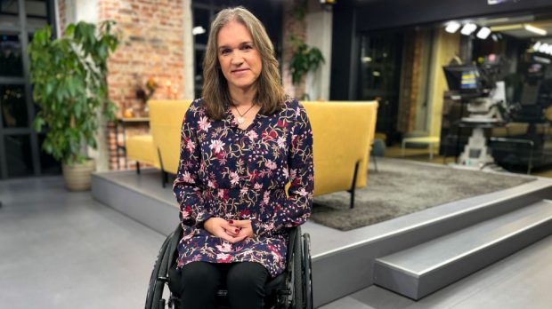 Polemică în Norvegia, după ce o femeie transgender a vorbit despre faptul că stă de cinci ani într-un scaun cu rotile, deși nu are vreun handicap fizic. De ce boală suferă
