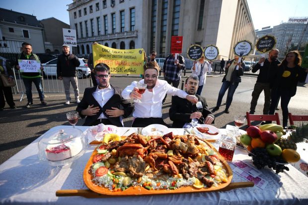 Protest în timpul ședinței de Guvern pe tema salariului minim european. „Ciucă”, „Ciolacu” și „Budăi” au luat masa în Piața Victoriei
