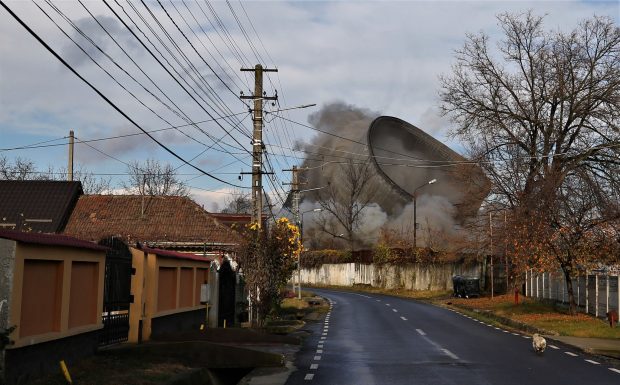 Imagini de la demolarea turnurilor termocentralei de la Doiceşti. Săptămâna trecută, detonarea fusese amânată din cauza unor probleme tehnice
