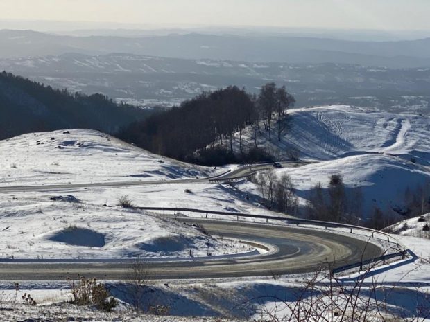 Mai multe porțiuni de drum de pe Transalpina şi Transfăgărăşan, închise circulației din cauza vremii