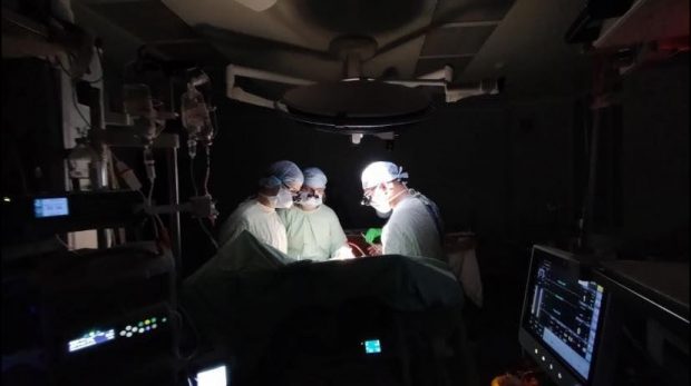 „Continuăm să salvăm vieți”. Imagine distribuită de un medic ucrainean, cu o operație pe cord făcută în semiîntuneric, după ce spitalul a rămas fără curent