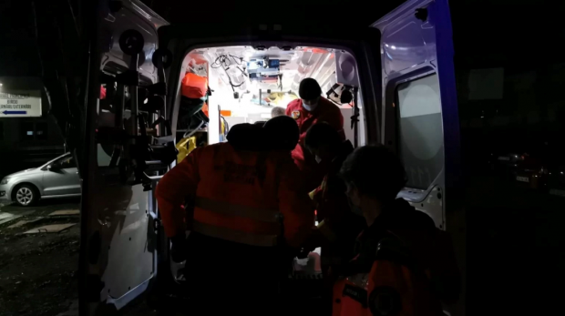 Tânăr de 19 ani, transportat la spital după ce a fost înjunghiat cu o furculiță în spate, într-un hotel din Hunedoara