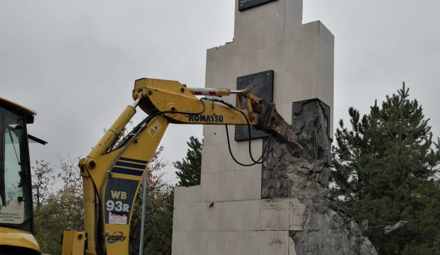 Primăria Sectorului 1 a demolat statuia din fața Universității Bioterra: „Un kitsch amplasat ilegal pe domeniul public”