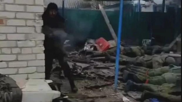Un oficial ucrainean respinge acuzațiile Rusiei privind execuția unor prizonieri ruși, în Luhansk. „Să te aperi nu e crimă de război”