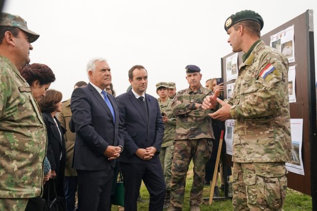 Ambasada Franţei spune că militarii francezi din baza Cincu nu s-au plâns oficial de condițiile de cazare
