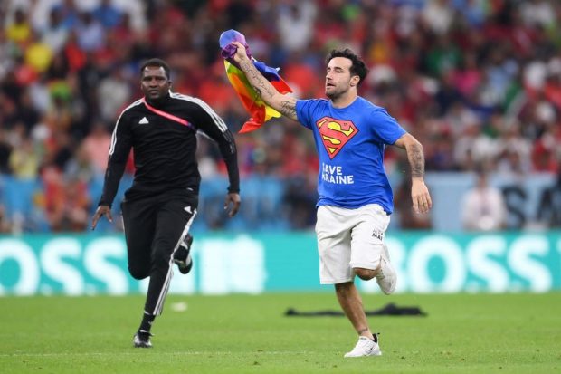Un suporter de la Campionatul Mondial din Qatar a intrat pe teren cu steagul LGBT, în timpul unui meci. Cum a fost pedepsit