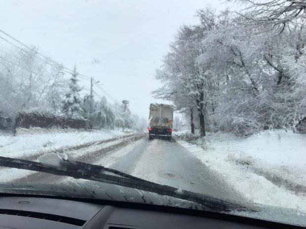 Drumuri blocate din cauza zăpezii, în Botoșani. Județul e sub cod galben de ninsoare