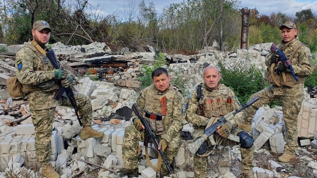 Povestea romilor din Transcarpatia care s-au înscris voluntar în armata ucraineană: „La început, camarazii și-au închis bagajele cu lacăt și și-au ascuns banii. Acum suntem ca o familie!”