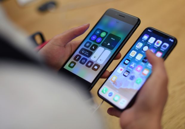 Un miliardar britanic angajează „majordom pentru Iphone”. Cu cât e plătit postul