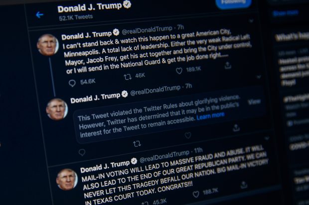 Elon Musk le cere utilizatorilor să voteze dacă ar trebui să permită revenirea lui Donald Trump pe Twitter