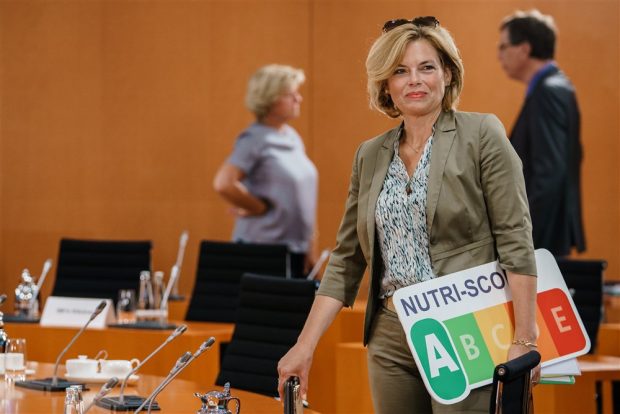 ANPC s-a răzgândit. Alimentele care au etichetă-semafor pot fi vândute până vara viitoare