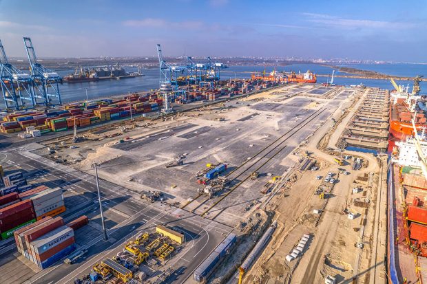 Cea mai importantă investiție din Portul Constanța își propune să rezolve problema cozilor de TIR-uri de la granițe