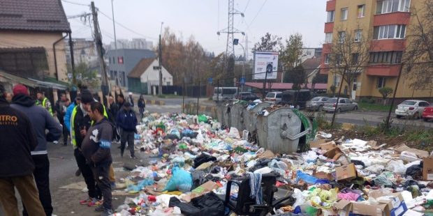 Lucrătorii din salubritate de la Târgu Mureș au intrat în grevă, nemulțumiți de salarii
