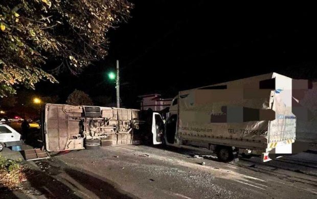 Accident cu 13 victime în Alexandria, o dubă a răsturnat un microbuz plin, șoferul n-a oprit la „Stop”