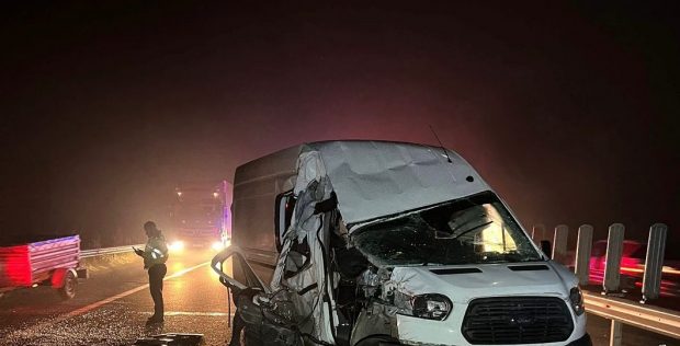 Șapte oameni răniți, după ce un microbuz și un TIR s-au izbit, în Arad
