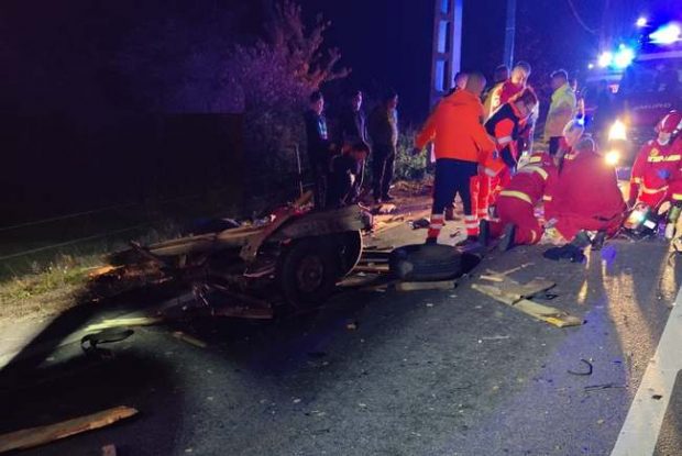 Un copil a murit și alte cinci persoane au fost rănite, după ce o mașină a spulberat o căruță, în Bihor