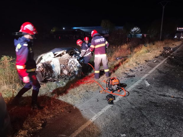 O șoferiță de 19 ani a murit, iar două persoane au fost rănite într-un accident în Buzău