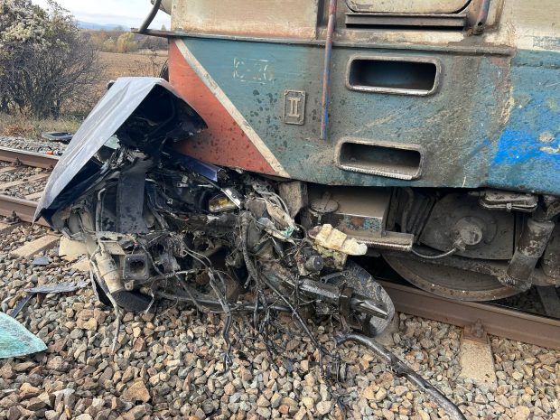 Un tren de călători a lovit o mașină, în Bacău. Un bărbat a murit, iar traficul feroviar este blocat pe ambele sensuri