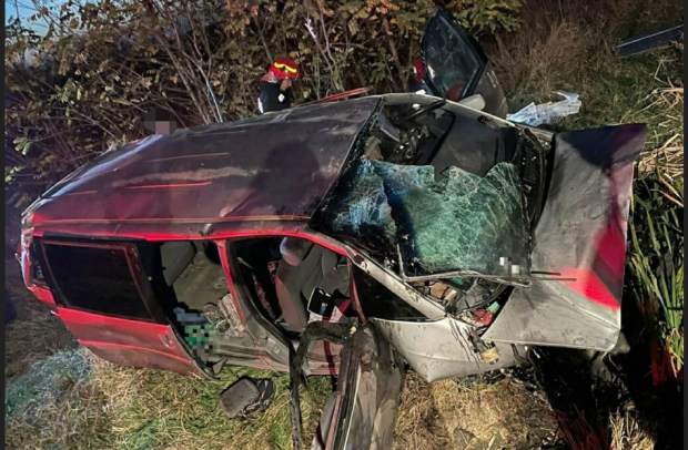 Doi oameni au murit după ce mașina în care se aflau s-a răsturnat. Alte patru persoane, la spital, în Giurgiu