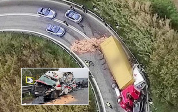Un șofer român de TIR a ucis doi oameni, când s-a răsturnat cu camionul peste o ambulanță și a strivit-o, în Italia