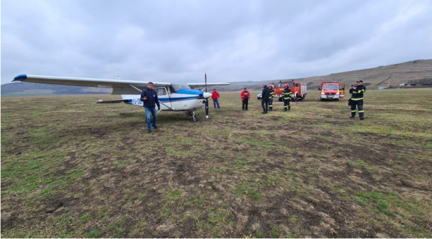 Un avion de mici dimensiuni a aterizat forţat pe un câmp din Iași. Aeronava a rămas fără combustibil. Nu sunt persoane rănite