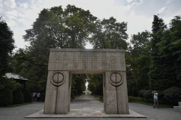 Florin Cârciumaru, fost primar la Târgu Jiu, reținut de procurori pentru 24 de ore, în dosarul spălării Porții Sărutului cu jet de apă