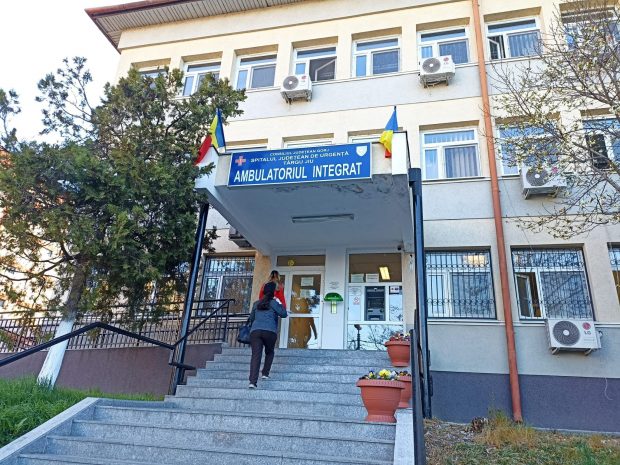 Un bărbat a murit în baia unei policlinici din Gorj, după ce a cerut voie medicilor să o folosească. A fost deschis un dosar de moarte suspectă