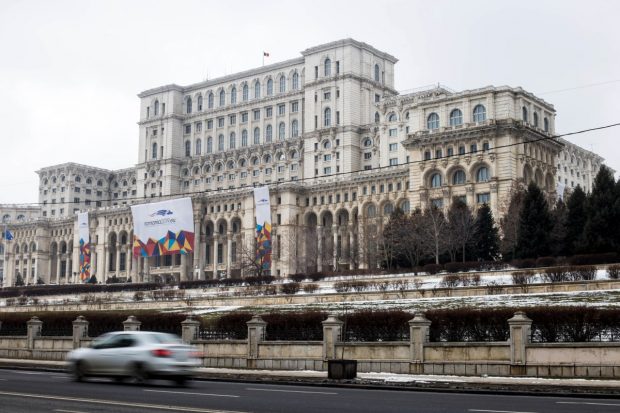 Angajați ai Senatului, verificați de Poliție, bănuiți că au folosit adeverințe false de salariu pentru împrumuturi la CAR