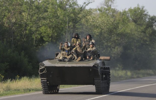 Cum își sprijină ucrainenii obișnuiți armata: 5,5 milioane de dolari, strânși în doar 9 ore. Sunt bani pentru 50 de transportoare blindate