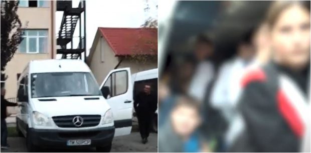Elevi înghesuiţi, într-un microbuz şcolar din Timiș: „Nu mai avem loc”. Polițiștii au descoperit că primăria nu avea licență de transport | VIDEO