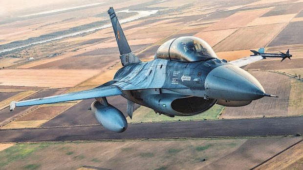 Alertă cu bombă într-un avion care zbura deasupra României. Au intervenit aeronavele Forțelor Aeriene Române