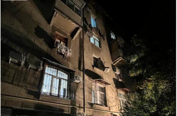 Două persoane au murit și o a treia este în stare gravă la spital, după ce balconul unui hostel din Soci s-a prăbușit