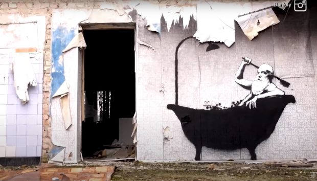 Ce reprezintă un graffiti al lui Bansky pentru locuitorii unui sat ucrainean: „Spălarea întregii mizerii. Mizeria Federației Ruse…”