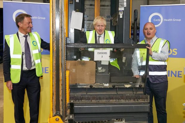 Boris Johnson, implicat într-o campanie de strângere de materiale pentru spitalele ucrainene. În ce ipostaze a fost surprins
