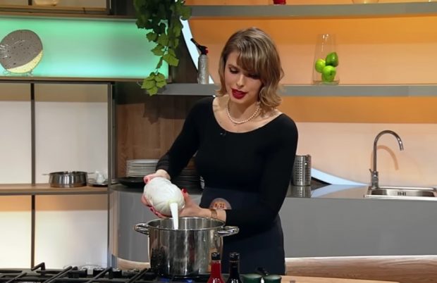 Cine este Brigitta Gheorghe, singurul artist român care a colaborat cu rapperul Snoop Dogg. Tânăra participă la „Chefi la cuțite” sezonul 10