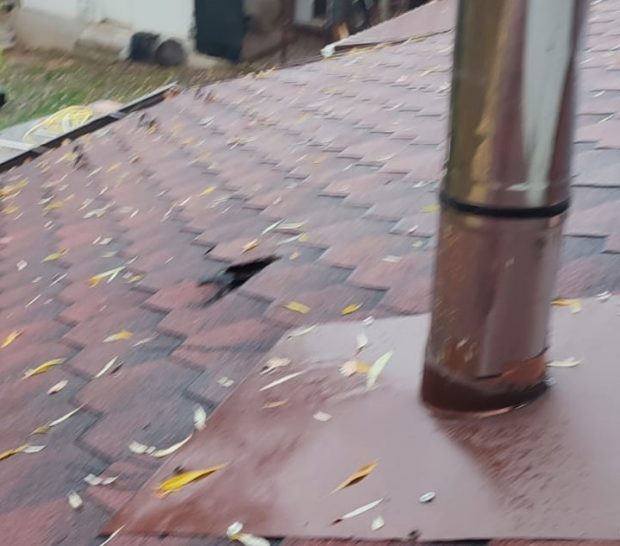 Bucăți dintr-o rachetă antigrindină au căzut peste o casă din Valea Călugărească, județul Prahova