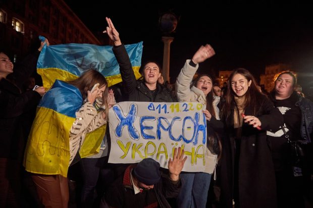 Imagini de la Kiev cu oamenii care au sărbătorit pe străzi recucerirea Hersonului de către forțele ucrainene
