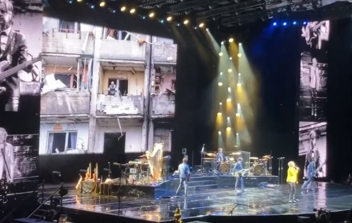 Imagini emoționante cu Rod Stewart, îmbrăcat în galben și albastru, la concertul de la Dublin: „Rhythm of my heart” pentru Ucraina