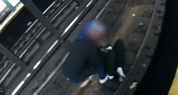Operațiune pe muchie de cuțit, la New York. Un bărbat a fost salvat de pe șine cu câteva secunde înainte de sosirea metroului