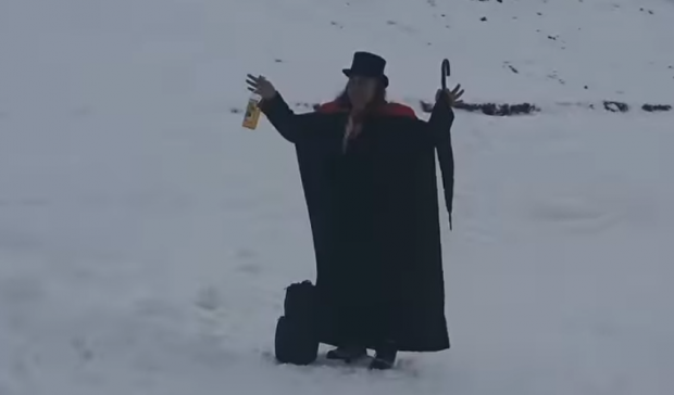 Bărbat în palton, cu pelerină roșie și cu joben, oprit de salvamontiști în drum spre Sfinx. „Waze e de vină. Magicianul a greșit portalul”