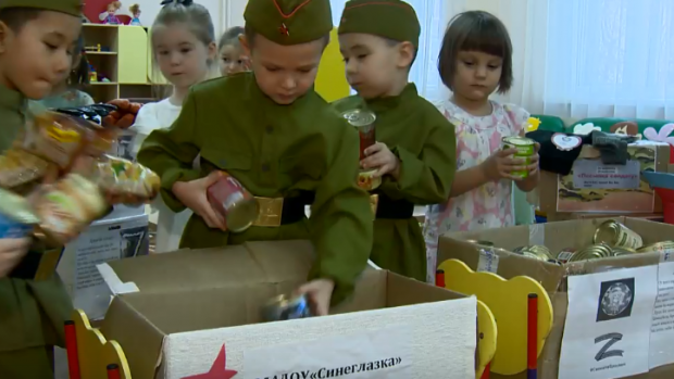 Îmbrăcați în haine militare, copiii dintr-o grădiniță din nordul Rusiei fac pachete pentru soldații ruși din Ucraina: „Este o misiune nobilă”