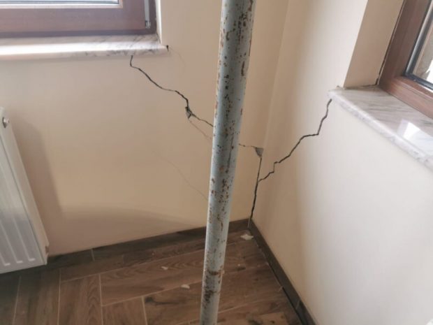 Mai multe case din localitatea Turț, județul Satu Mare, afectate de o alunecare de teren, cauzată de lucrările din zonă