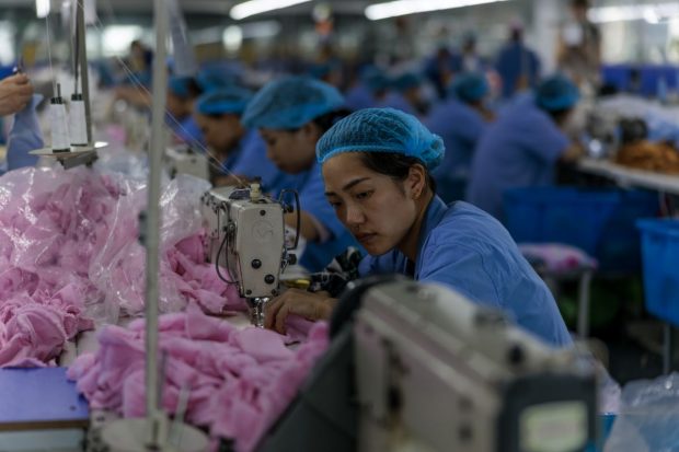 Tinerii chinezi resping exemplul părinților și renunță la munca „ce îți amorțește mintea” din fabricile care au alimentat economia țării